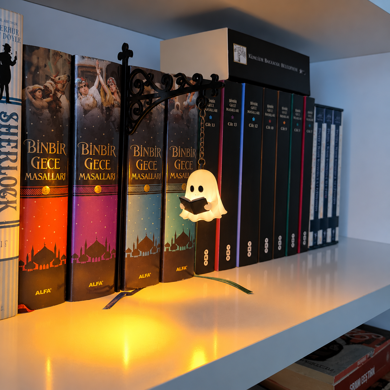 ShelfLume™ — Bookshelf Lantern